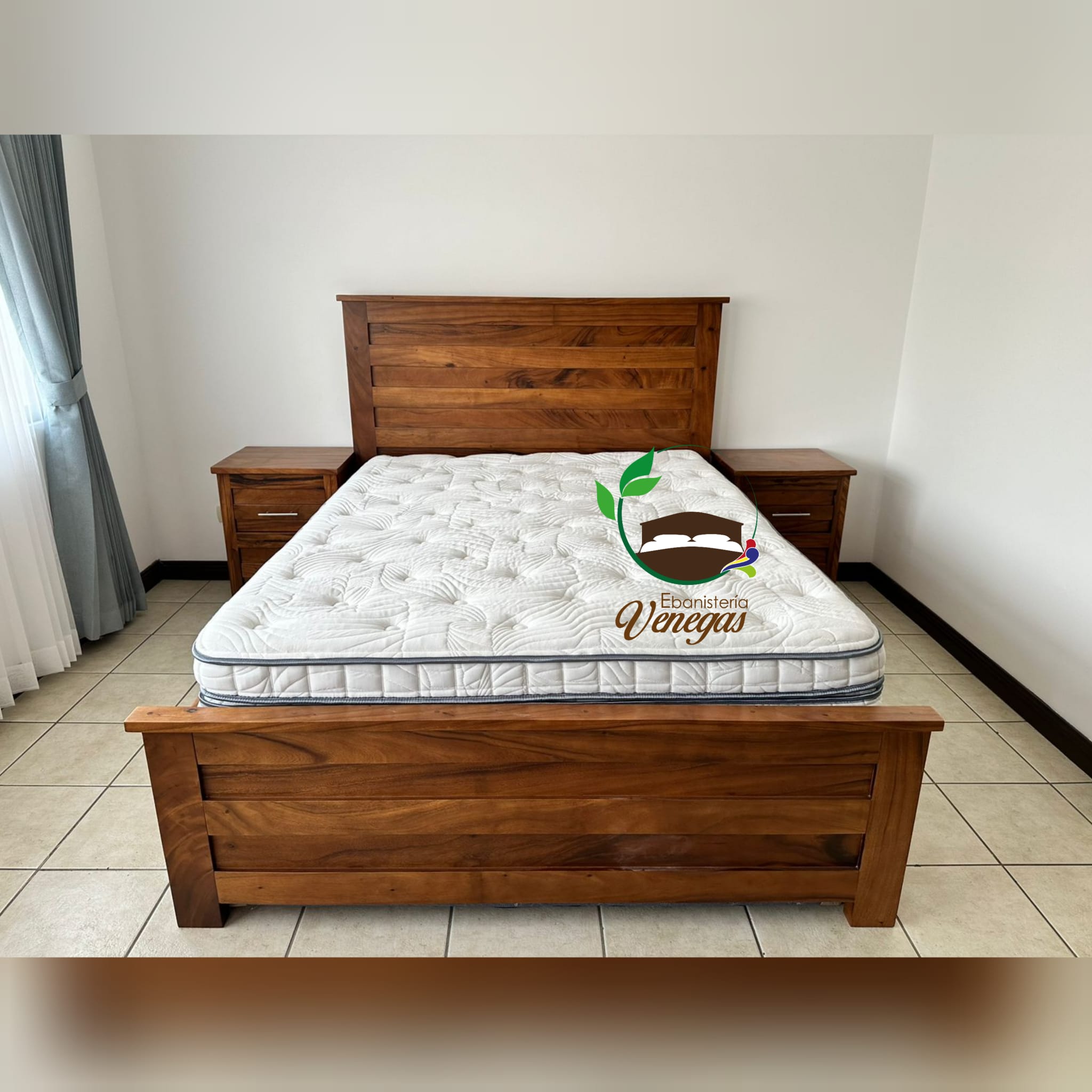 Cama queen size con mesas de noche