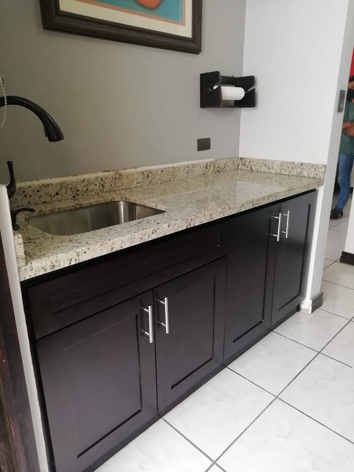 Mueble de cocina con sobre de granito